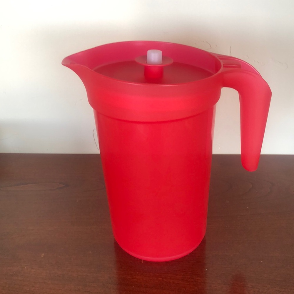 Two quart Tupperware plastic pitcher with lid